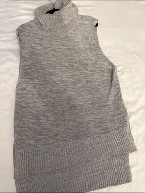 Sleeveless Turtleneck Sweater Vest in Light Gray